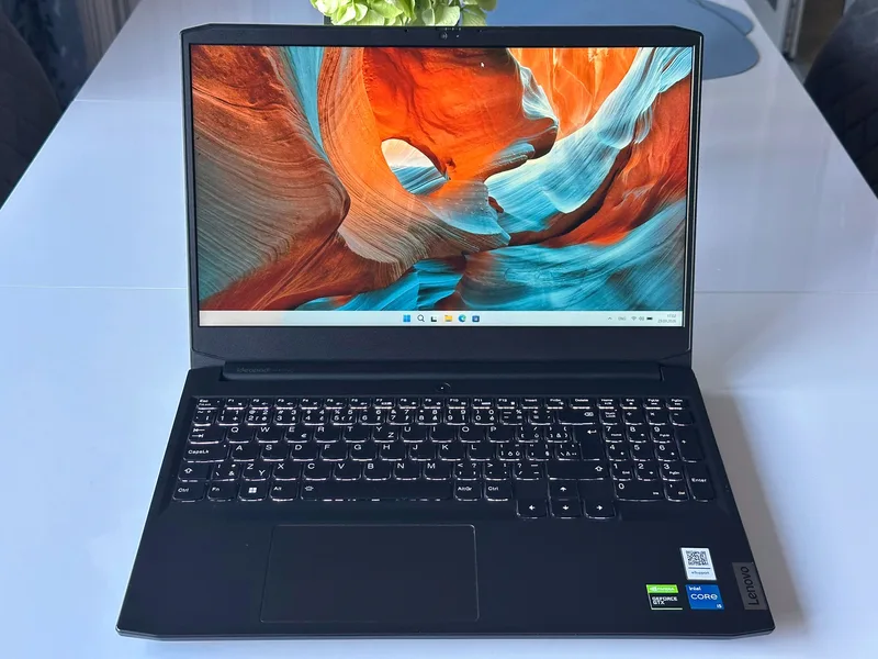 Lenovo IdeaPad Gaming 3 15IHU6 (82K101BRCK)