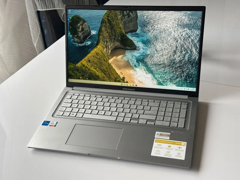 ASUS Vivobook 17 X1704VA-QU527W